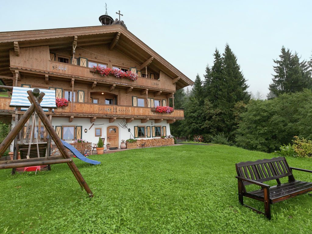 1000 Meter vom Zentrum von Kirchberg in Richtung Aschau. Vom Haus aus erreichen Sie zahlreiche Wanderwege, die direkt in die Tiroler Bergwelt fhren. Haus Romantica - NV-Appartements