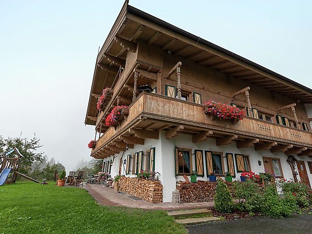 Gesellige lebensfrohe Tiroler - daheim in den Kitzbheler Alpen. Die touristische Geschichte ist das eine - die Menschen kennenlernen das andere. kostenloser Download: Fotos von Menschen: Land + Leute