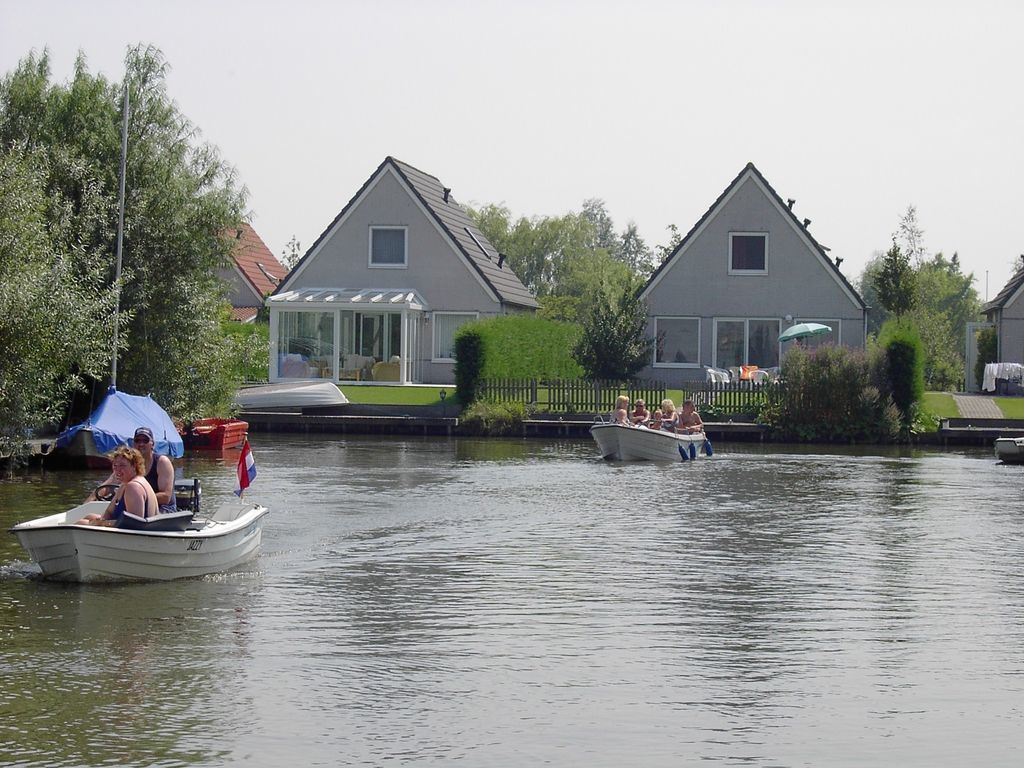 Ferienhaus Freistehender Bungalow mit Geschirrspüler, direkt am Wasser