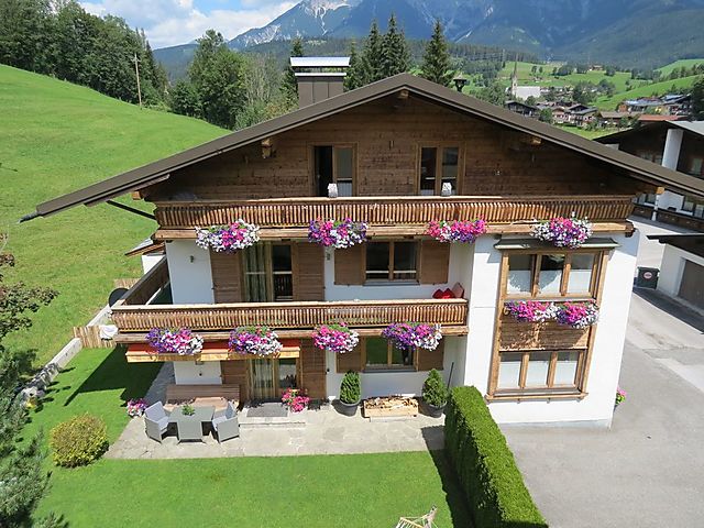 Urlaub in den urigen und luxurisen Alm-Htten im Httendorf Maria Alm. Almhtte in Maria Alm am Steinernen Meer ob er gerne seine Ruhe haben mchte, oder in der Httendorf-Eigenen Bar auch andere Gste treffen mchte. Zu jeder Httendorf Maria Alm - Almhtten sterreich